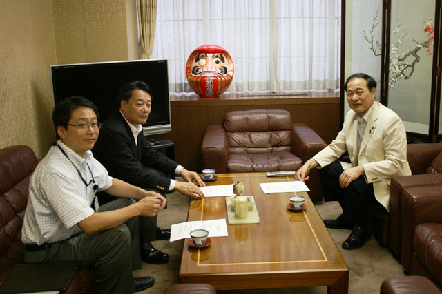 海江田民主党地域主権調査会会長(中央)、山花同事務局長(左)に申し入れを行う森会長 