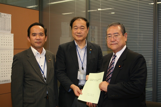 自由民主党の野田・税制調査会会長（右）に要請する森会長（中央）、神谷委員長（左）