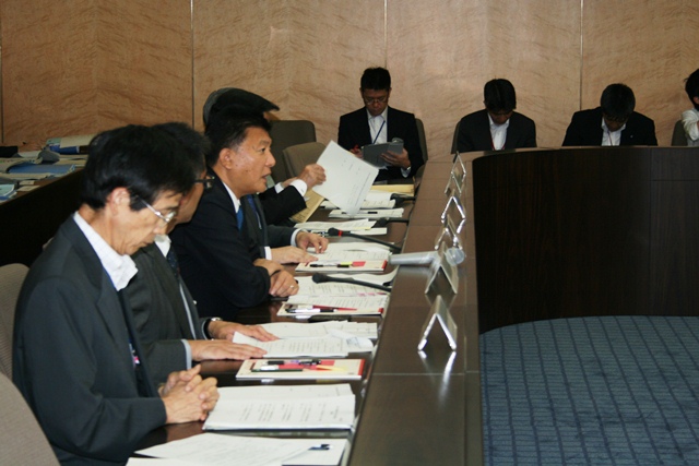 挨拶をする新藤総務大臣(左から3人目)