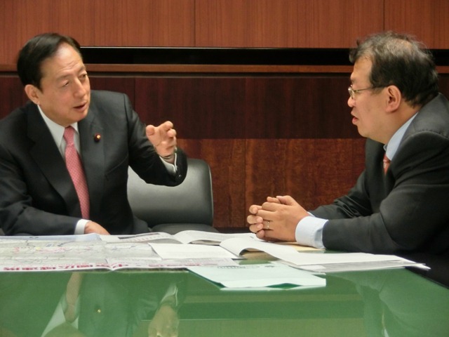 太田国土交通大臣（左）に重点提言事項等を説明する牧野・飯田市長（右）