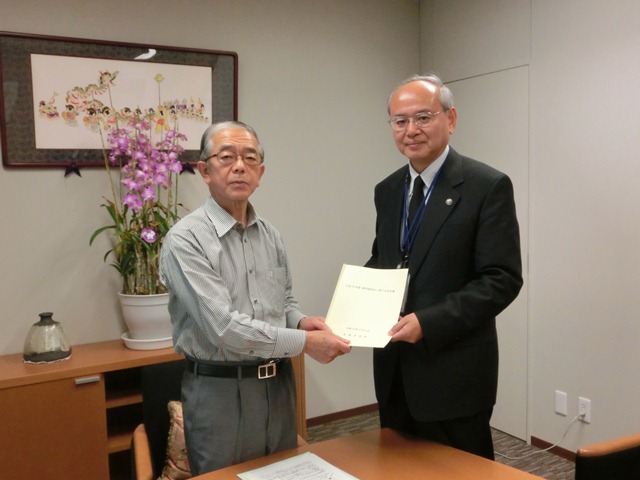 金子・自民党税制調査会幹事（左）に要請する本間・ひたちなか市長（右）