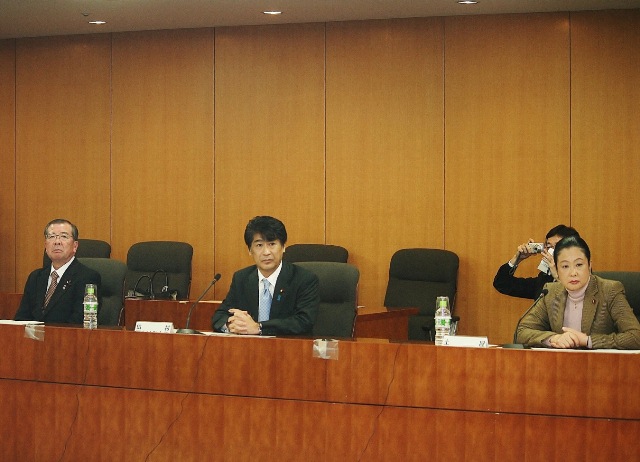 左から　赤石・厚生労働政務官、田村・厚生労働副大臣、土屋・厚生労働副大臣