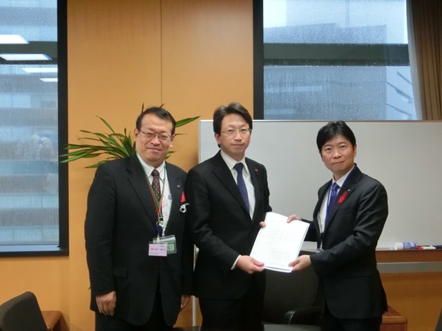左から牧野・飯田市長、平・内閣府副大臣、伊原木・岡山県知事