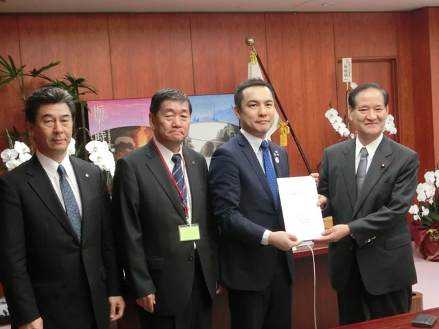 左から杉本・池田町長、小林・八戸市長、鈴木・三重県知事、西川・農林水産大臣