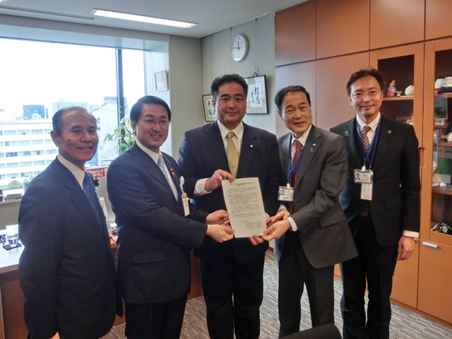 左から白石・松前町長、平井・鳥取県知事、松下・自由民主党総務部会長、森会長、國定・三条市長