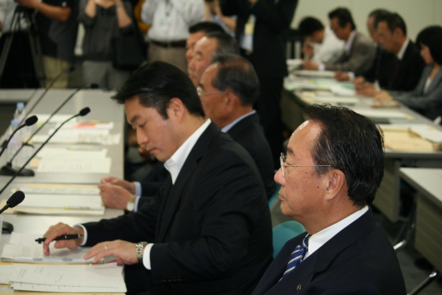 （写真）　意見交換会に臨む倉田・池田市長（右）