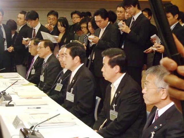 (写真)母袋・上田市長（右から2人目）