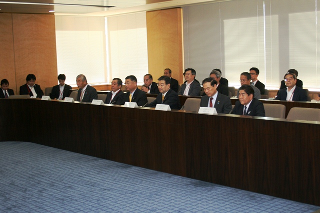 挨拶をする新藤総務大臣(左から3人目)