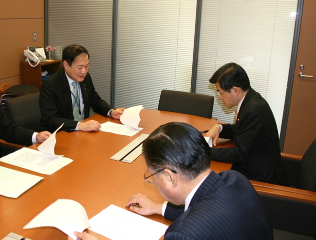 公明党の石井政務調査会長、桝屋社会保障制度調査会長要請を行う森会長