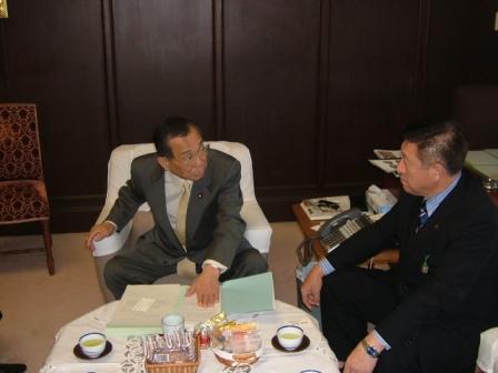 自由民主党　山崎正昭・参議院幹事長（写真左）と佐竹・会長（写真右） 