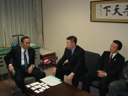 自由民主党　細田博之・幹事長代理（写真左）と佐竹・会長（写真中央） 