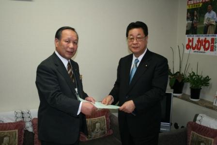 自由民主党　吉川貴盛・国土交通部会長代理（写真右）と甘竹・経済委員会副委員長（写真左）