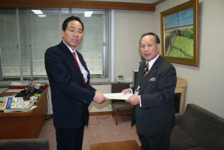 民主党　後藤　斎・ネクスト国土交通副大臣（写真左）と甘竹・経済委員会副委員長（写真右）