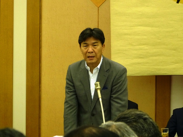 地方行財政の課題について講演する岡本・総務事務次官