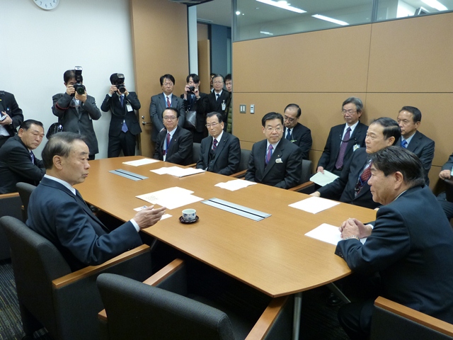 自由民主党の土屋総務部会長に要請する地方六団体会長