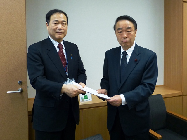 自由民主党の土屋・総務部会長に要請する森会長