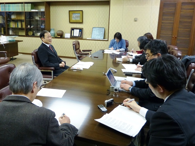 記者会見を行う森会長