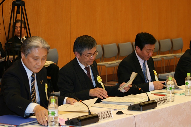 大西・高松市長（左から３番目）、岡﨑・高知市長（左から２番目