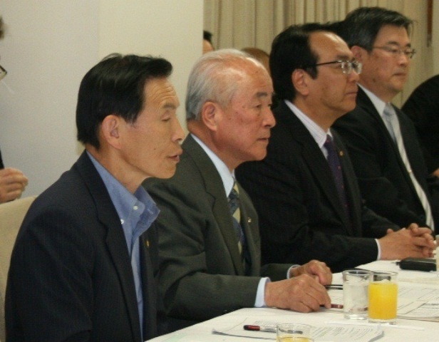 意見陳述をする石垣・新見市長（1番左）と南・天理市長（左から2番目）