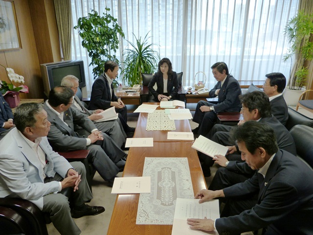 自由民主党の野田・総務会長、竹下・組織運動本部長に要請する正副会長