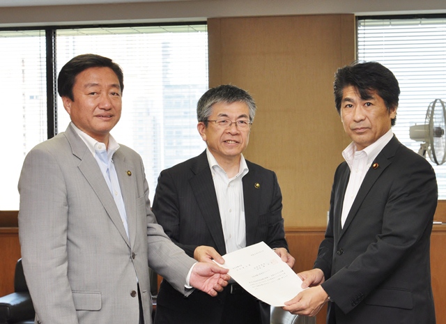 左から　大西・高松市長、岡﨑・高知市長、田村・厚生労働大臣
