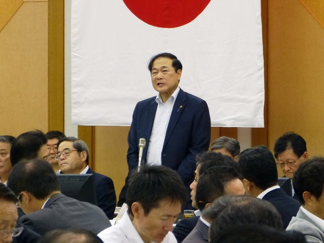 開会のあいさつを行う森会長