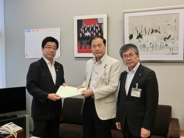 加藤・内閣官房副長官に要請する、森会長と岡﨑・高知市長