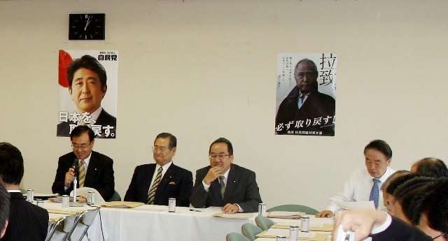 左から、自由民主党 原田・法務・自治関係団体委員長、野田・税制調査会長、西銘・総務部会長、土屋・団体総局次長