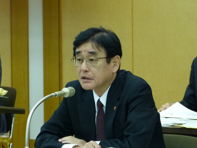 講演をする総務省の岡崎・総務事務次官