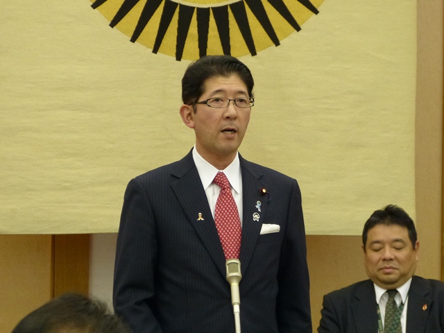 挨拶をする髙鳥・厚生労働大臣政務官