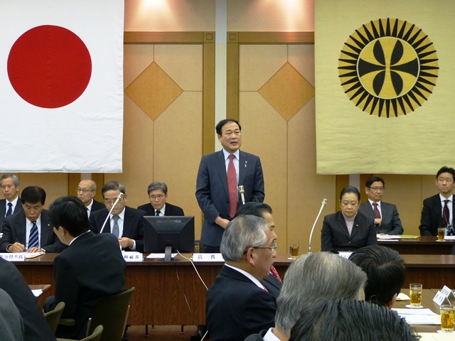 開会のあいさつを行う森会長