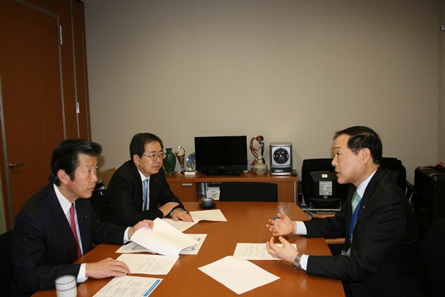 公明党の山口代表、斉藤税制調査会長に要請を行う森会長