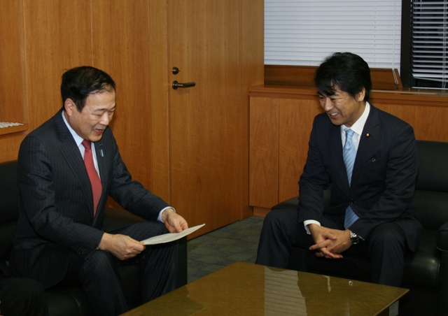 田村厚生労働大臣に要請する森会長