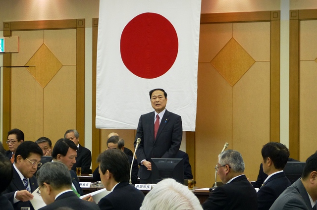 開会の挨拶を行う森会長