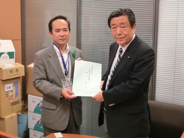 森山・自由民主党税制調査会幹事（右）に要請する神谷・安城市長（左）