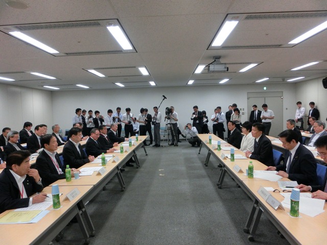 「総務大臣・地方六団体会合」に森会長が出席し、骨太の方針等について意見交換（平成26年6月10日）