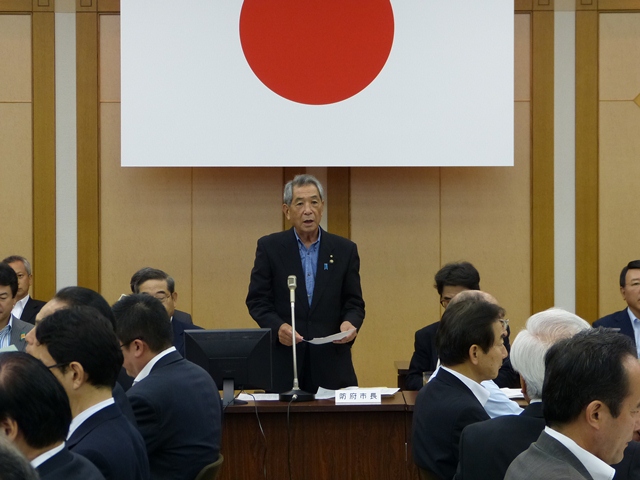 開会あいさつを行う松浦・防府市長（副会長）