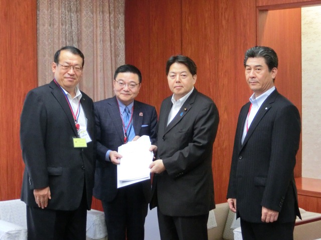 林・農林水産大臣に要請する飯田市長（左端）