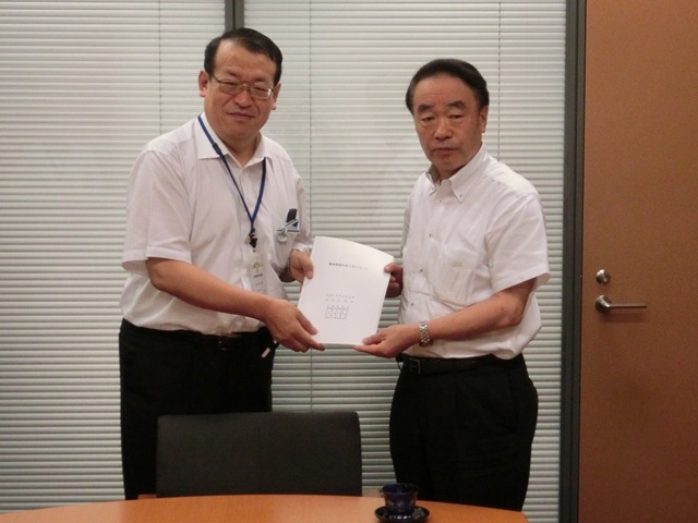 土屋・自由民主党総務部会顧問に要請する飯田市長（左側）