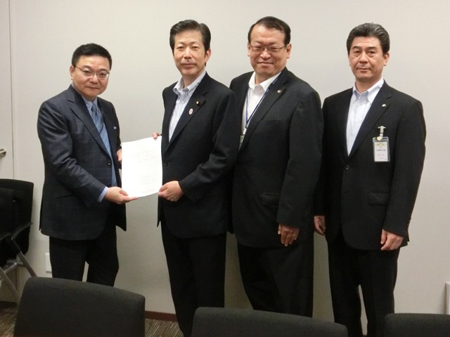 山口・公明党代表に要請する飯田市長（右から２人目）