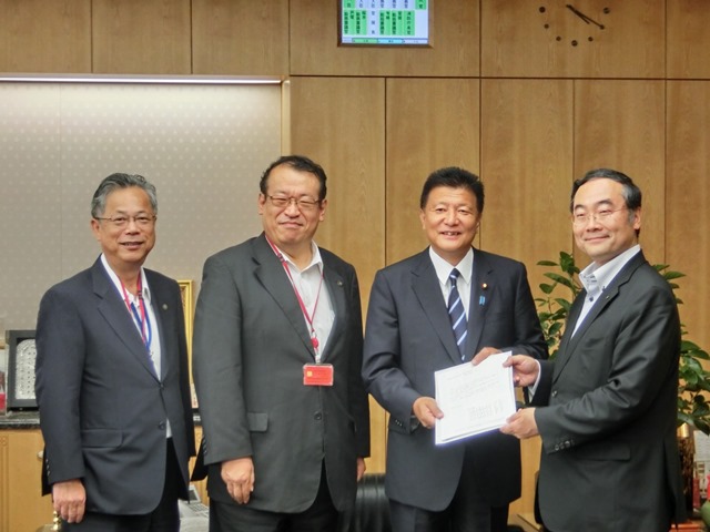 左から海南市長、飯田市長、新藤大臣、徳島県知事