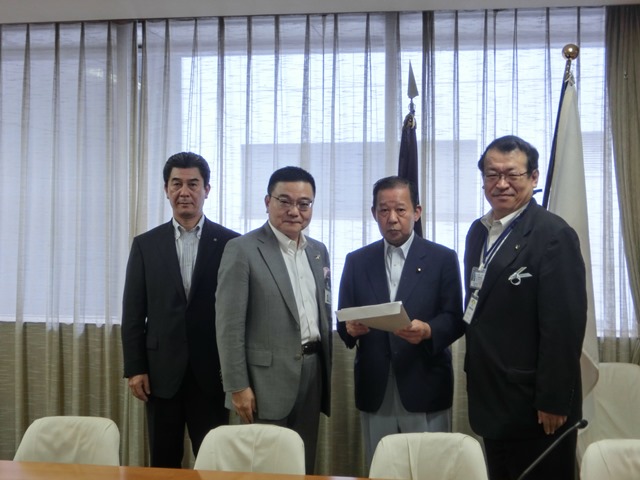 左から杉本・池田町長、古川・佐賀県知事、二階・総務会長、牧野・飯田市長