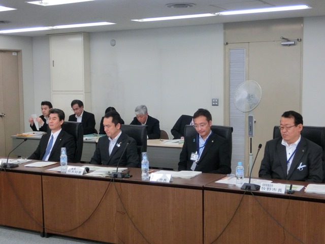 第11回農地・農村部会の様子（右から牧野・飯田市長、國定・三条市長、鈴木・三重県知事、杉本・福井県池田町長）