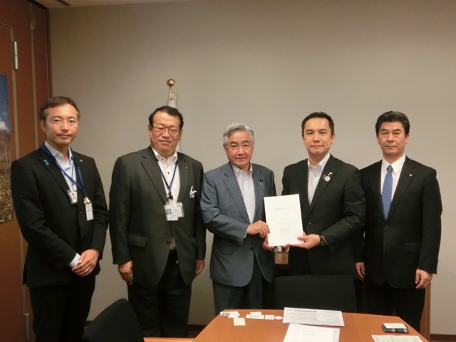 左から國定・三条市長、牧野・飯田市長、岩城・衆議院議員、鈴木・三重県知事、杉本・福井県池田町長