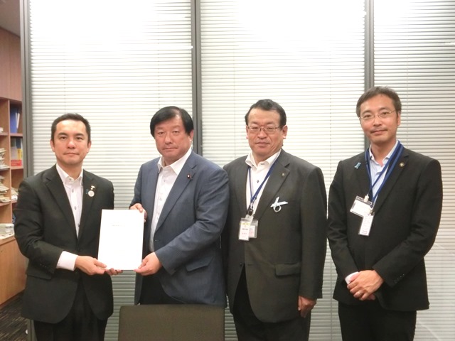 （右から國定・三条市長、牧野・飯田市長、亀岡・自由民主党農林部会長代理、鈴木・三重県知事）