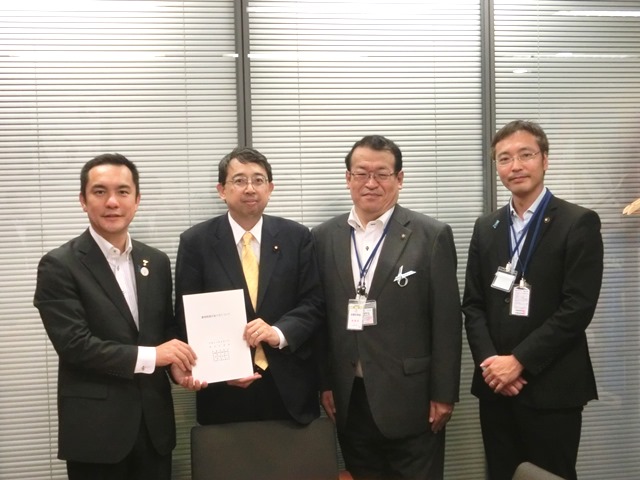 （右から國定・三条市長、牧野・飯田市長、橘・前総務大臣政務官（前高岡市長）、鈴木・三重県知事）