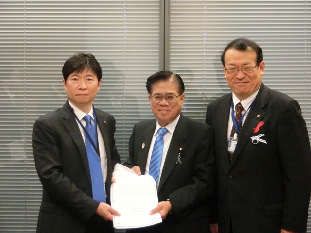 左から伊原木・岡山県知事、桝屋・公明党総務部会長、牧野・飯田市長