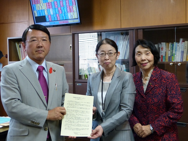 村木・厚生労働事務次官に要請する田中・四日市市長、清原・三鷹市長