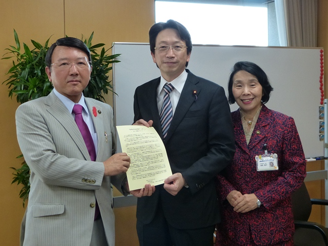 平・内閣府副大臣に要請する田中・四日市市長、清原・三鷹市長