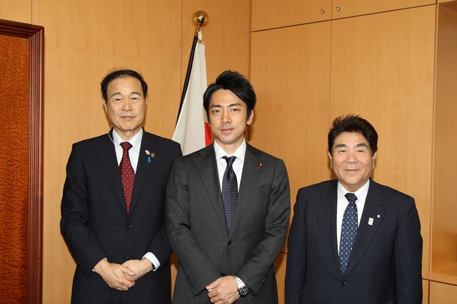 森会長が小泉・内閣府大臣政務官と地方創生について意見交換（平成26年10月30日）